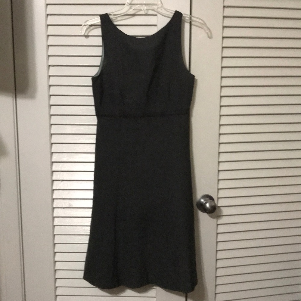 Size 2 grey Gap dress. Excellent condition!!